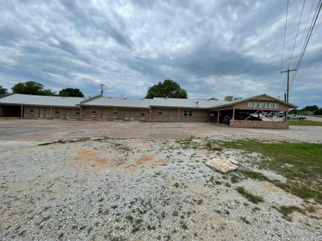 Ada Village Inn المظهر الخارجي الصورة
